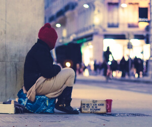 Obdachlosen Aufmerksamkeit schenken