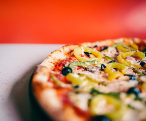 Loyle Carner kreiert eine exklusive Festtags-Pizza